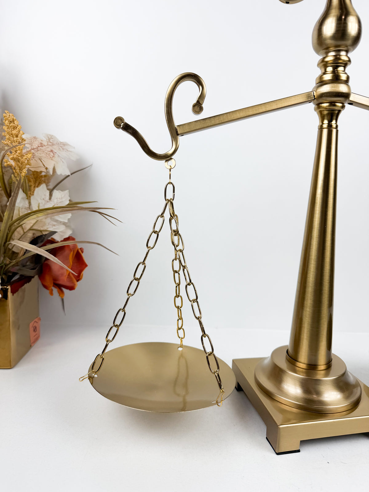 Balance de justice décorative en métal doré.