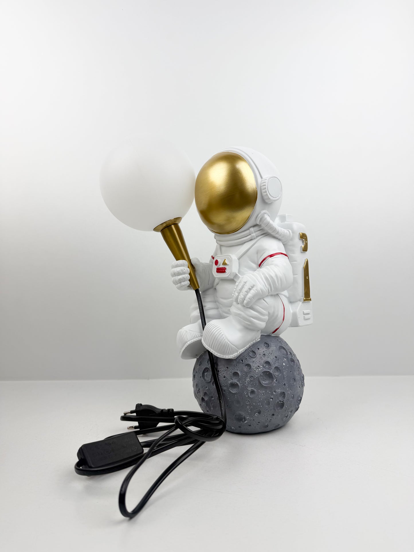 Lampe figurine décorative allie style spatial et charme ludique