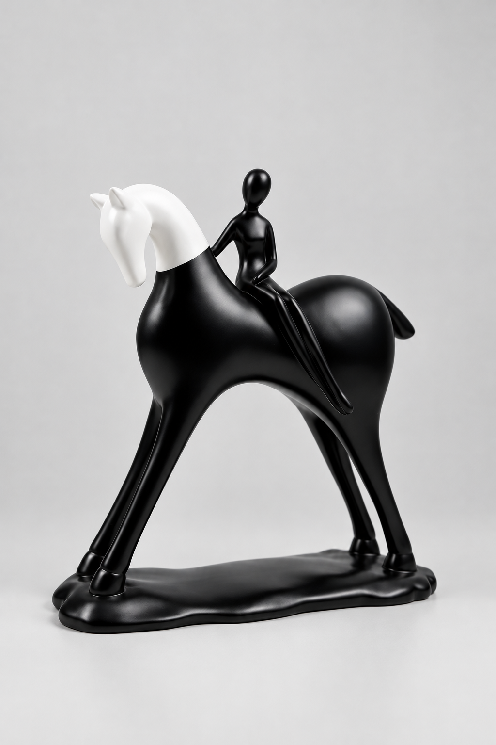 Sculpture décorative équestre moderne en noir et blanc représentant un cavalier stylisé sur son cheval.
