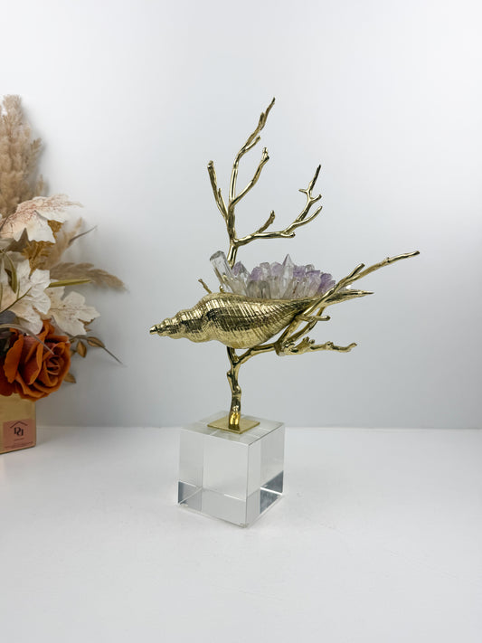 Sculpture de luxe de forme coquillage alliant l'élégance intemporelle du laiton doré aux reflets captivants des cristaux naturels.