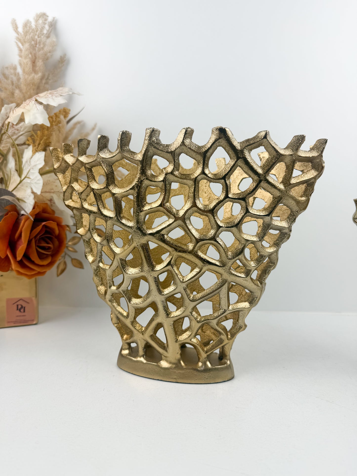 Vases décoratifs au design ajouré élégant, inspirés par la beauté naturelle du corail.