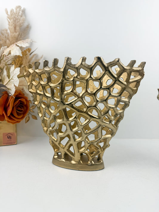 Vases décoratifs au design ajouré élégant, inspirés par la beauté naturelle du corail.