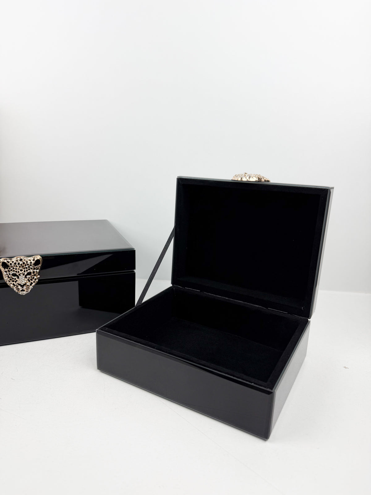 Duo de boîtes à bijoux noir.