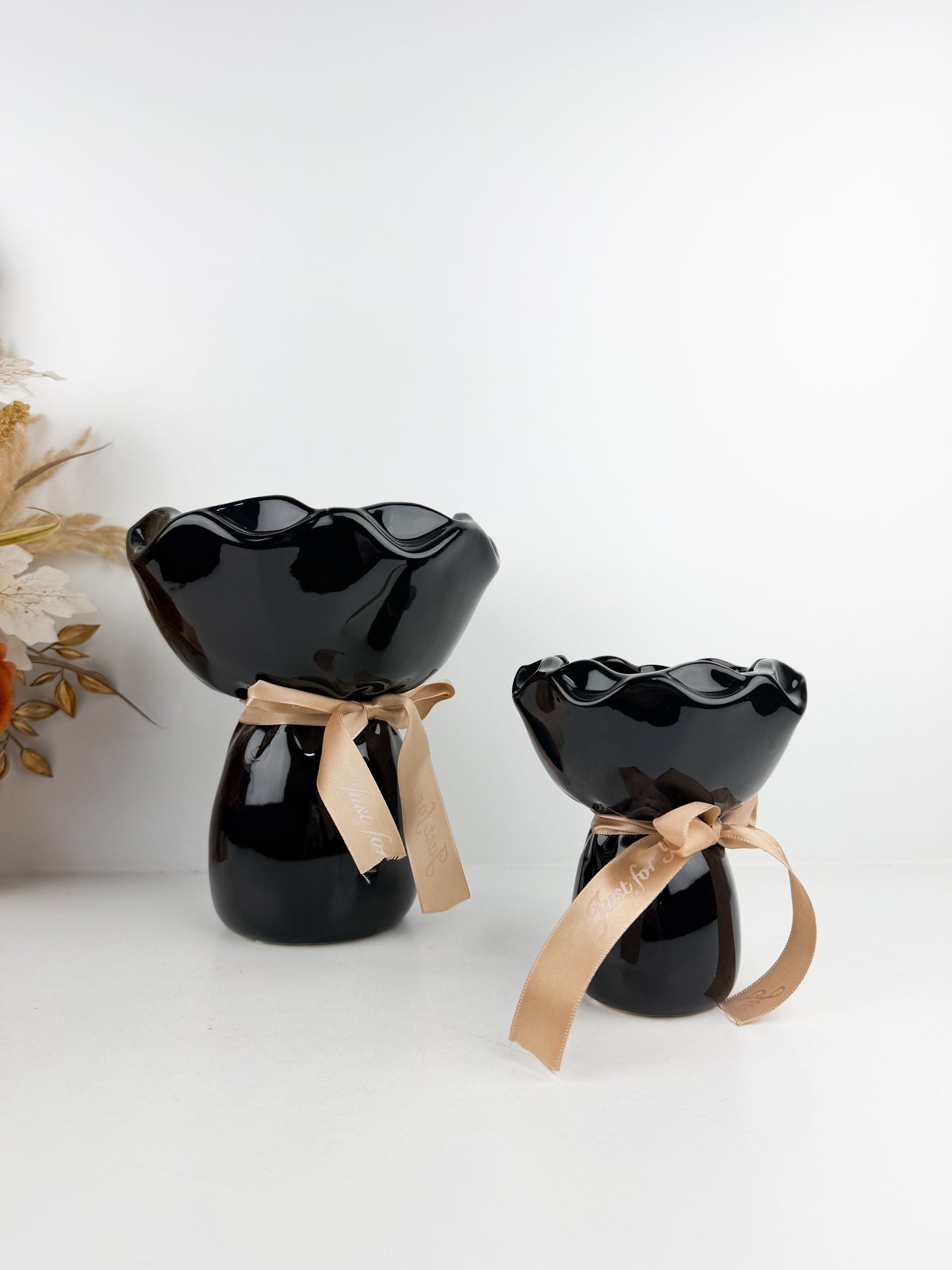 Duo vases moderne avec un col resserré, imitant la forme d'un bouquet lié par un ruban/noir
