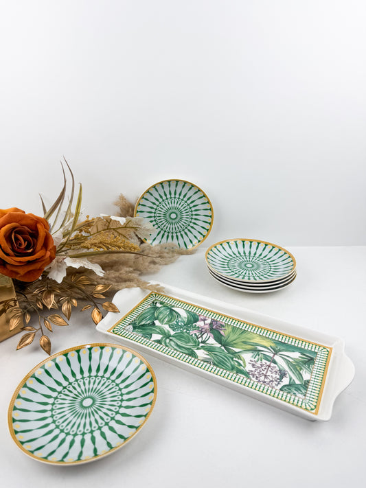 Grande assiette de service accompagnée de six assiettes assorties de motifs jungle