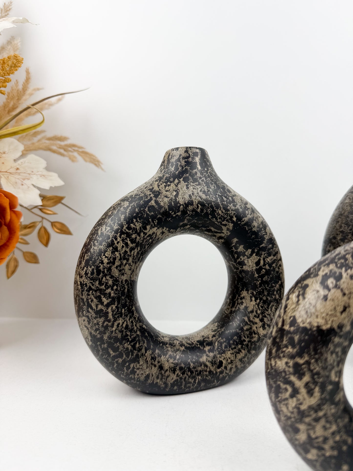 Ensemble de trois vases en céramique élégants noir