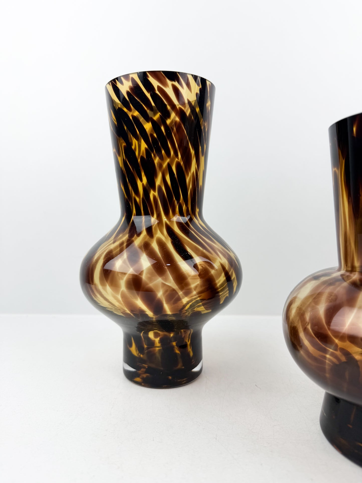 Duo de vases sculpturaux marron très chic