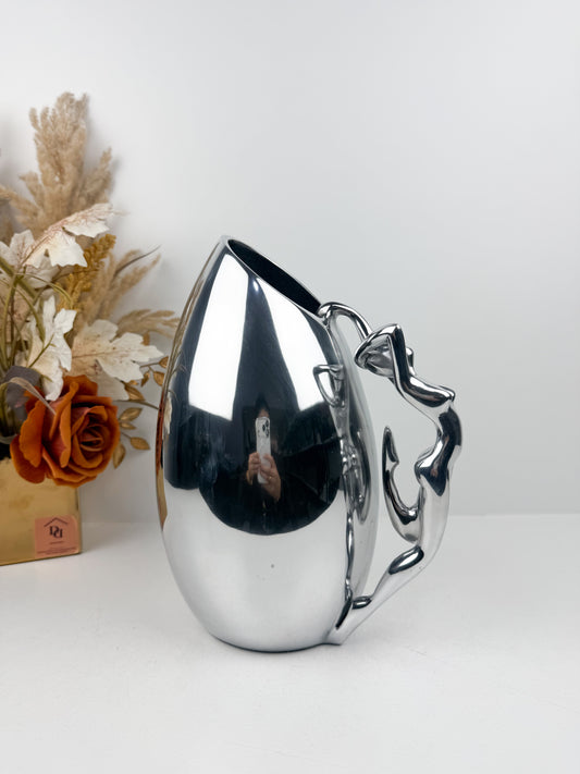 Vase élégant orné d'une silhouette féminine en métal