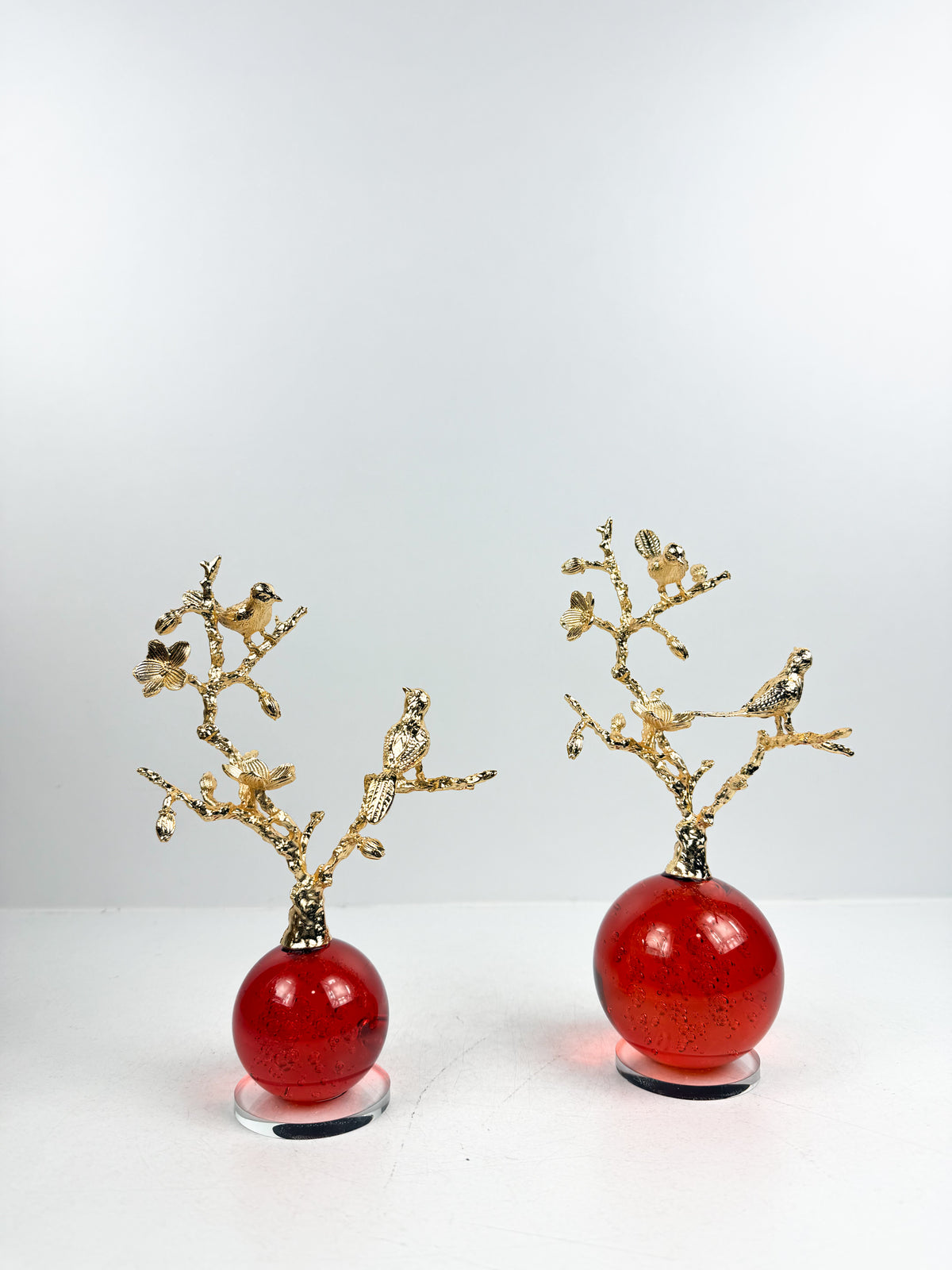 Sculpture décorative d'un arbre aux oiseaux en métal doré.