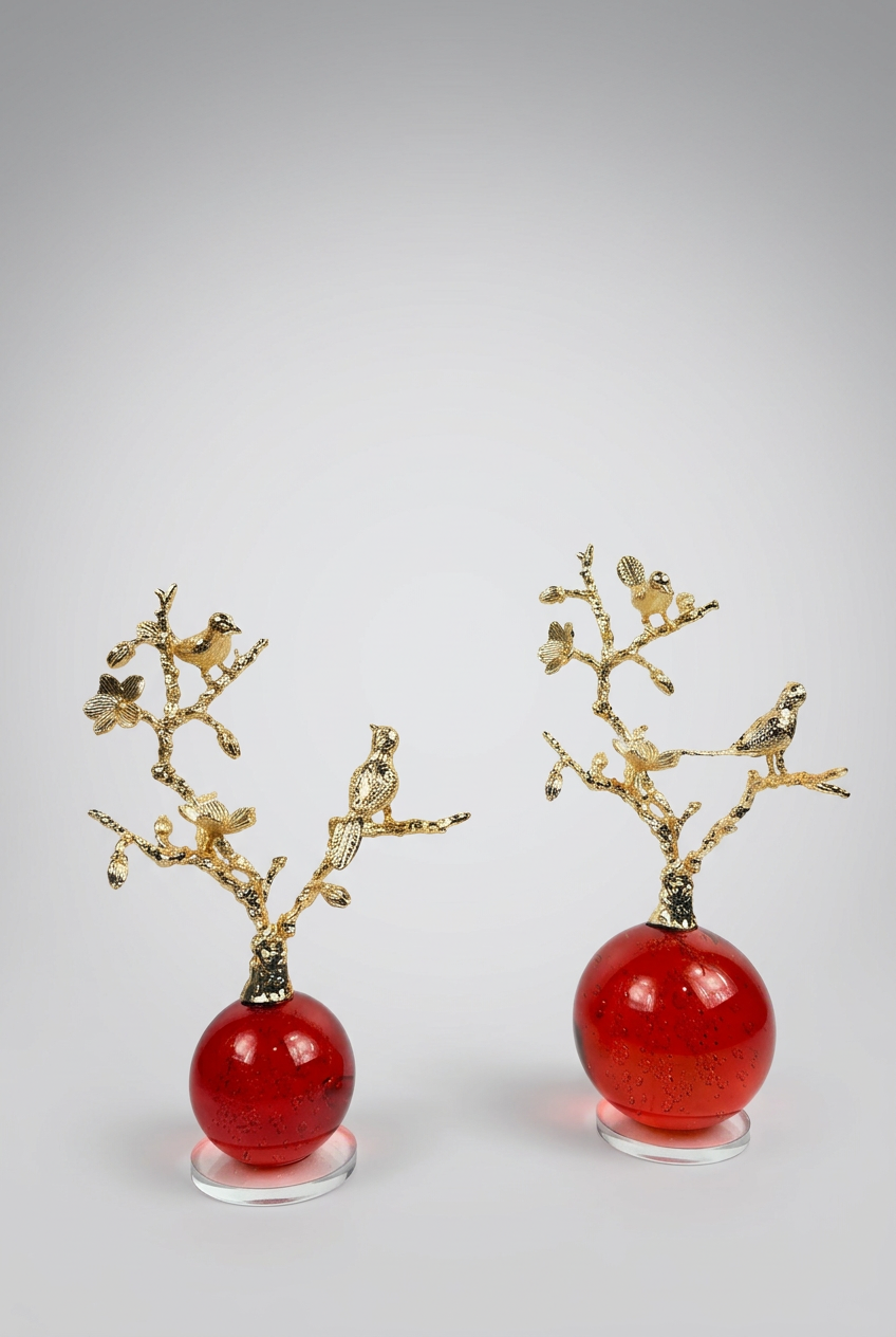 Sculpture décorative d'un arbre aux oiseaux en métal doré.