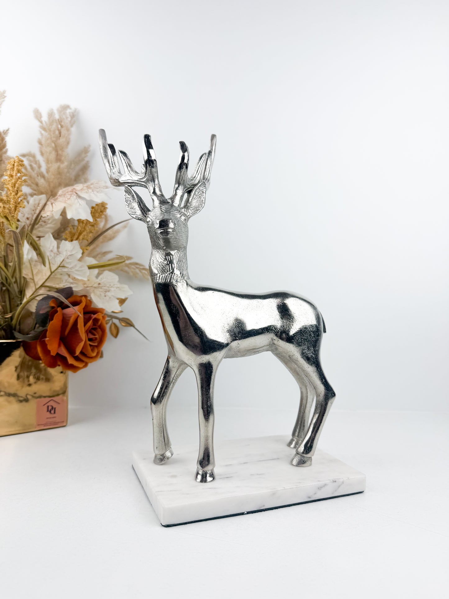 Sculpture de cerf argenté en métal élégant