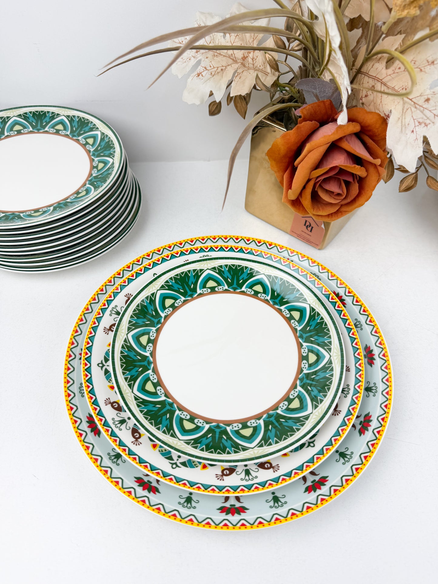 Service de table composé de 36 assiettes en porcelaine de luxe
