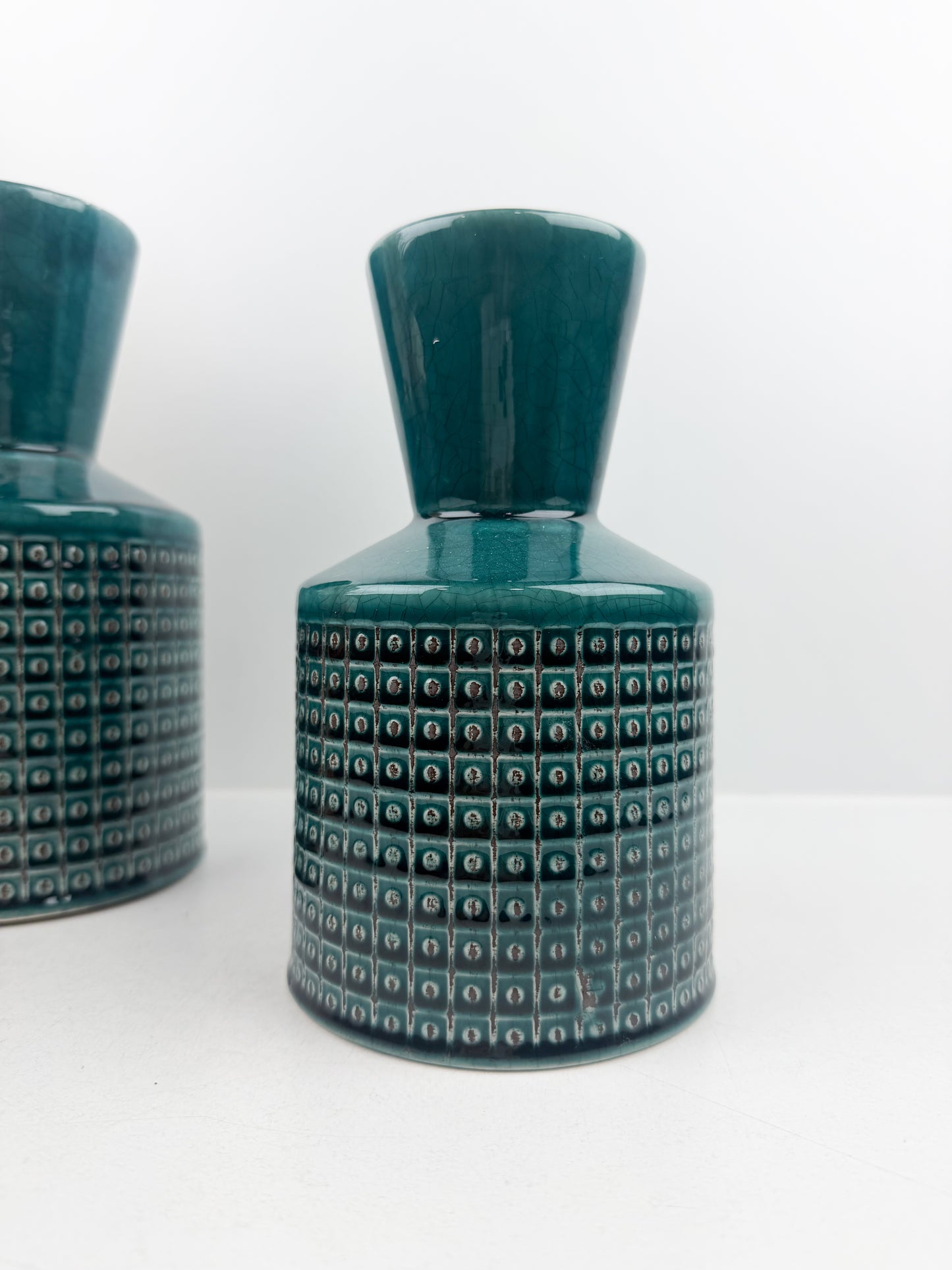 Duo de vases en céramique aux teintes de vert subtiles
