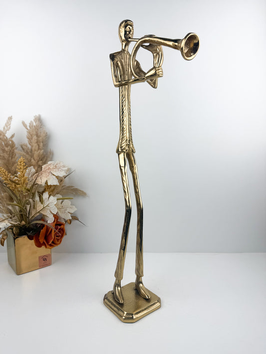 Figurine élégante d'un musicien jouant de la trompette en métal