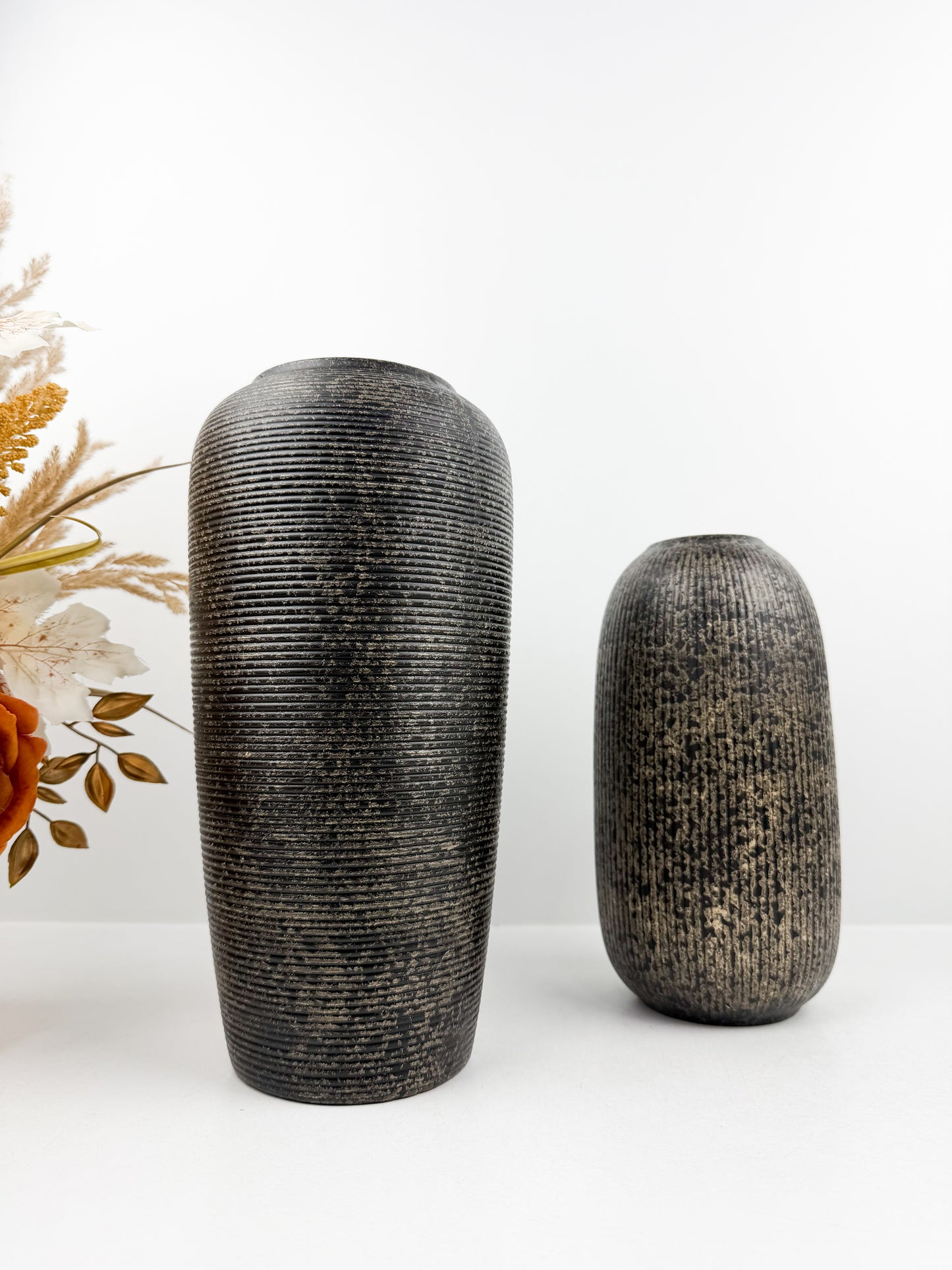 Duo de vases aux teintes noir en céramique alliant élégance et raffinement