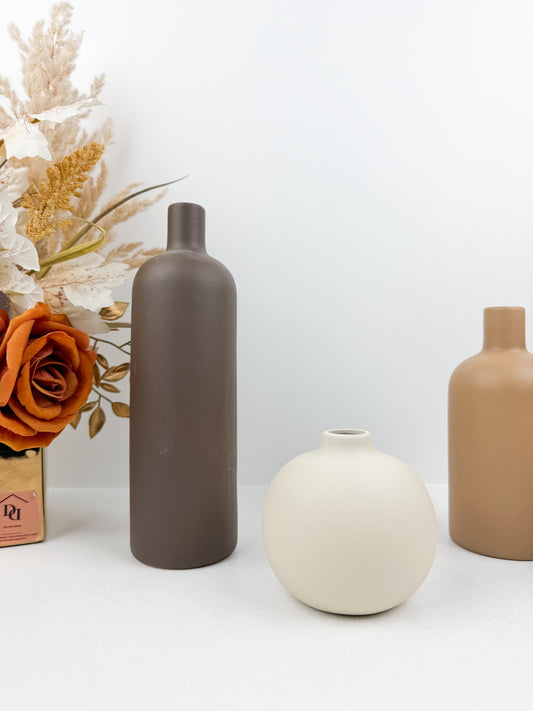 Ensemble de quatre mini vases aux formes et couleurs variées