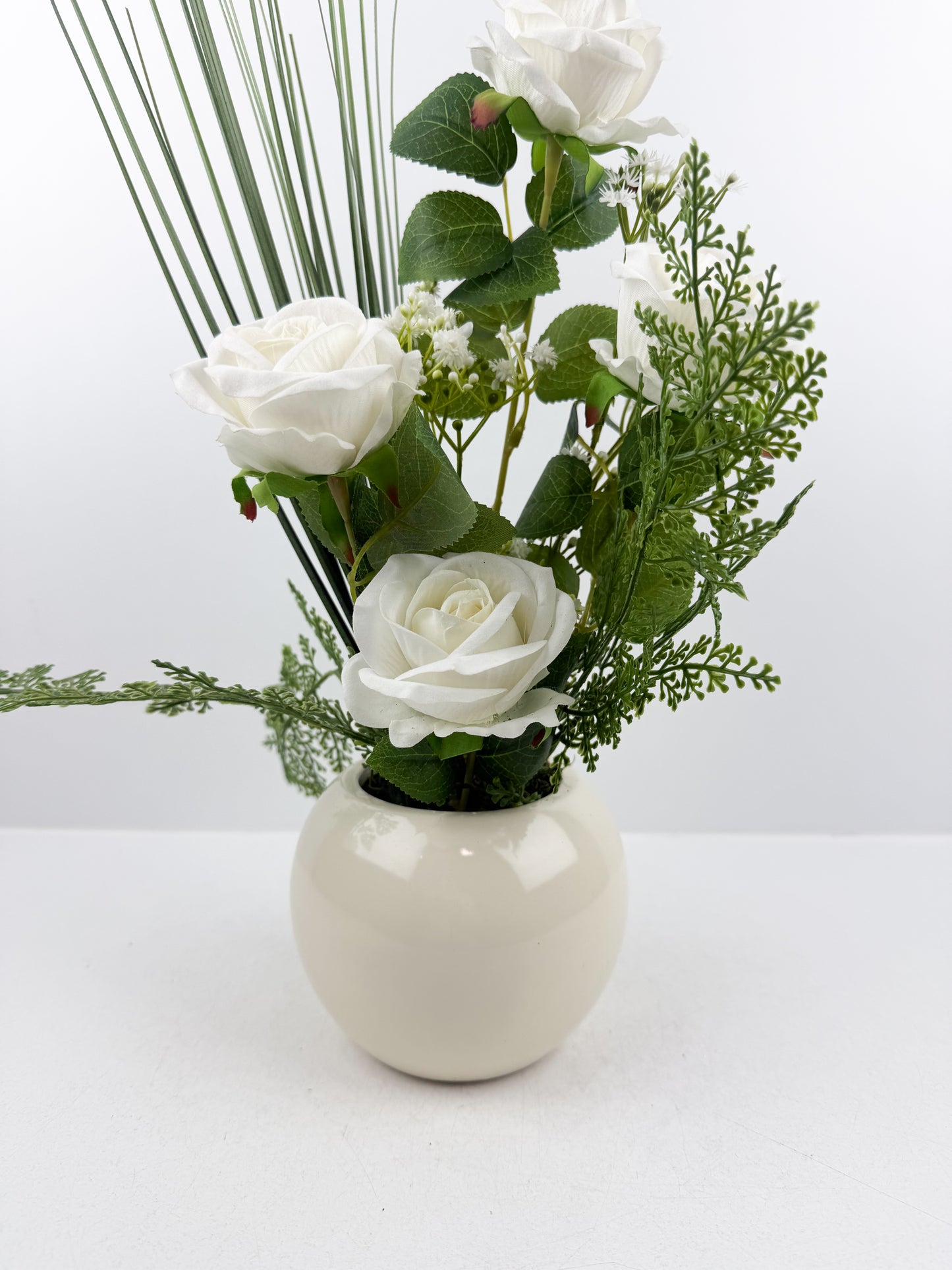 Fleurs artificielles blanches de luxe, élégantes et intemporelles.