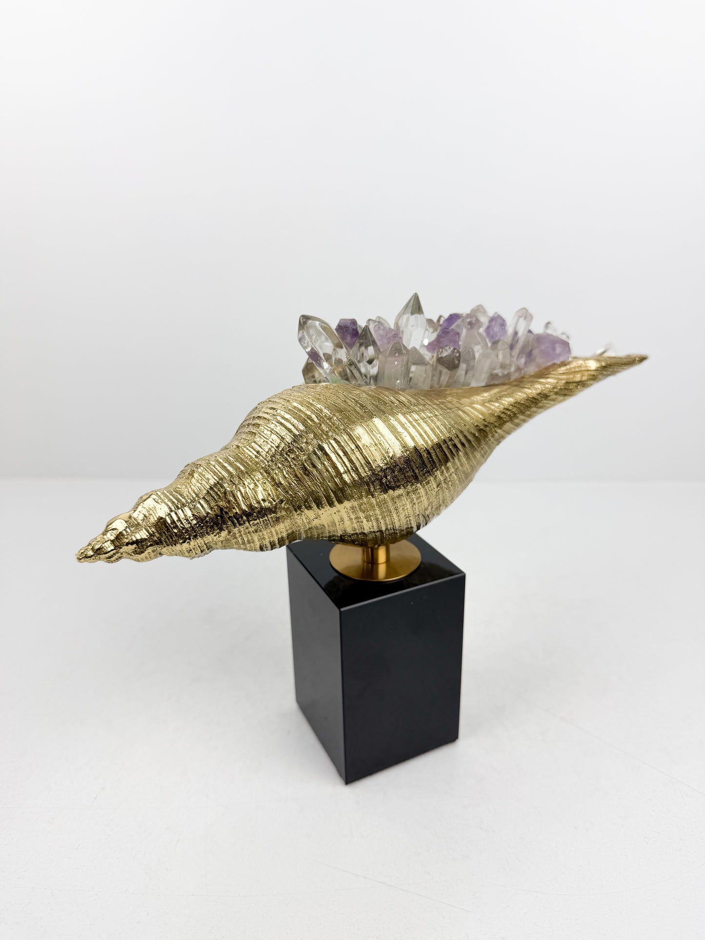 Sculpture de luxe de forme coquillage alliant l'élégance intemporelle du laiton doré aux reflets captivants des cristaux naturels