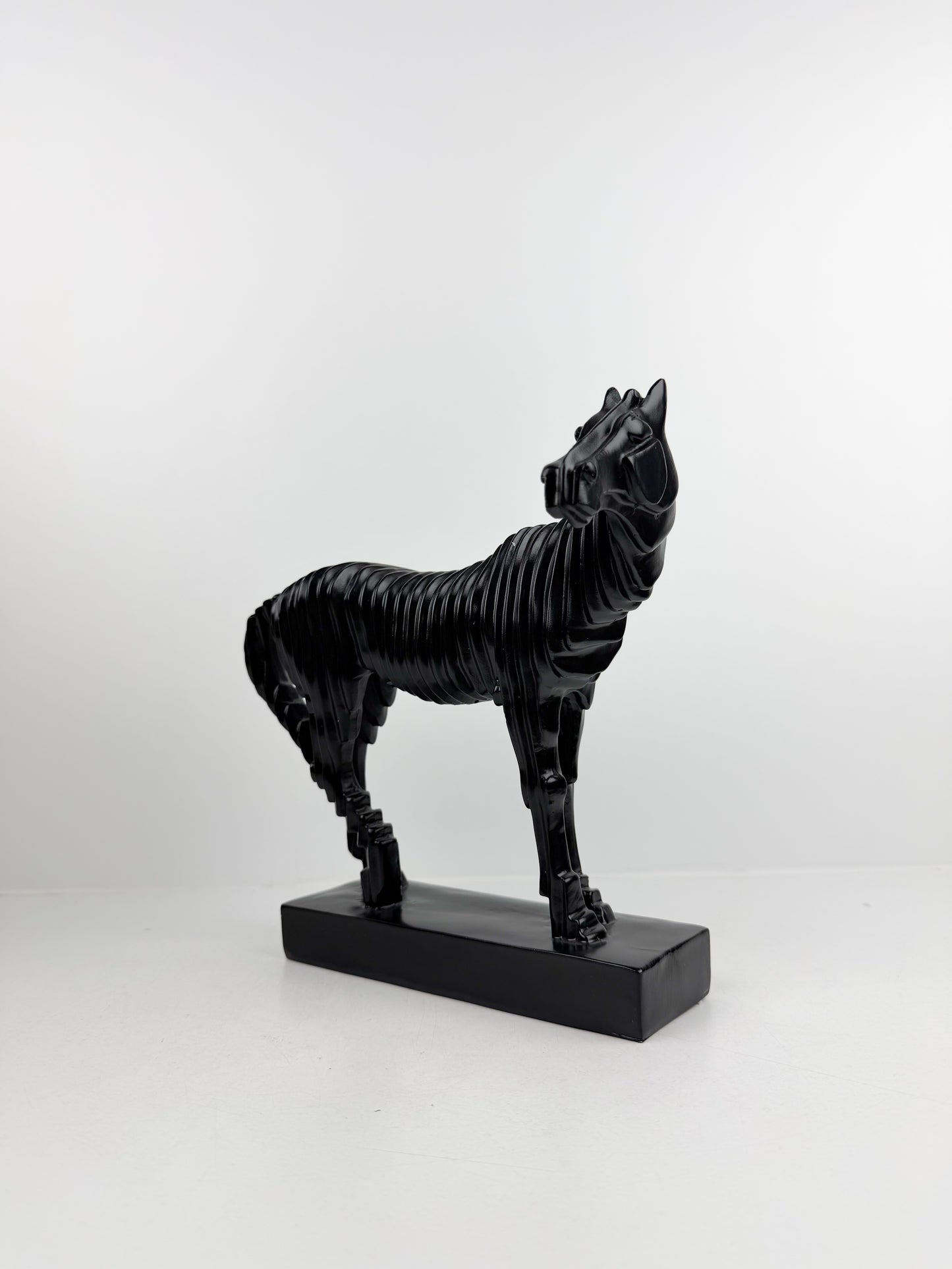 Sculpture représentant un cheval noir au design contemporain
