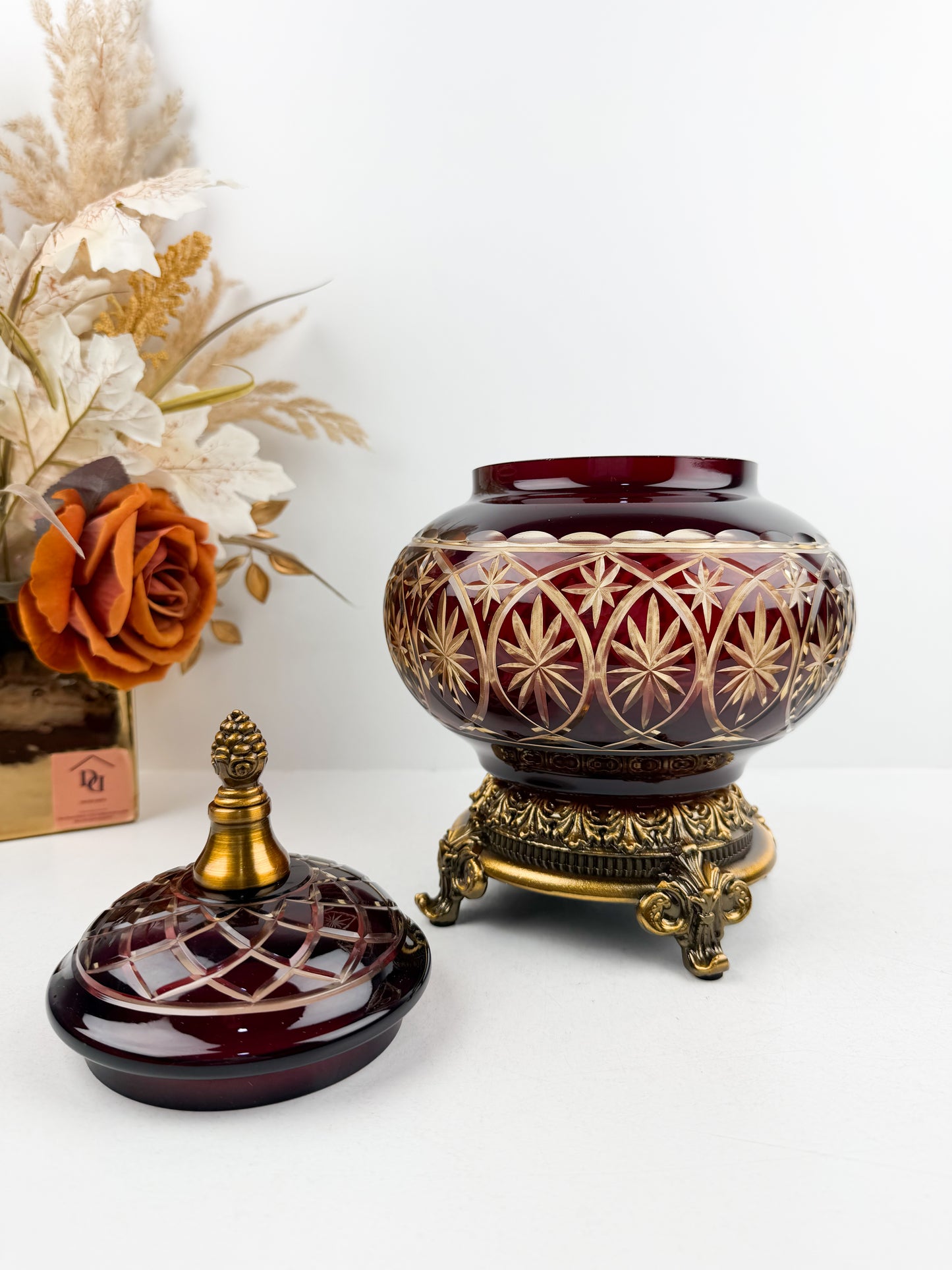 Bonbonnière décorative rouge rubis sur pied en bronze massif