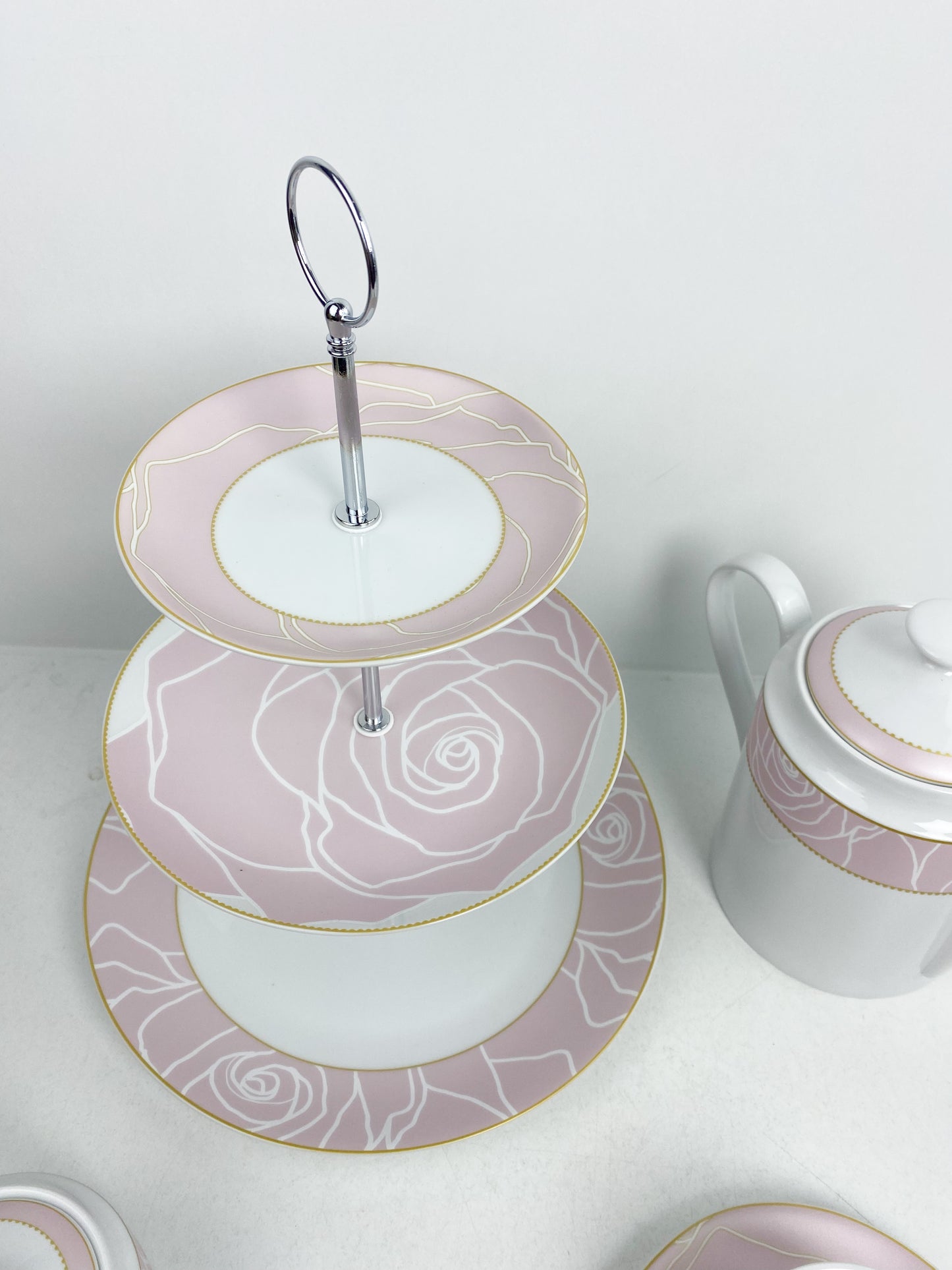 Service à thé ou à café complet, décoré de motifs de roses et de lignes dorées