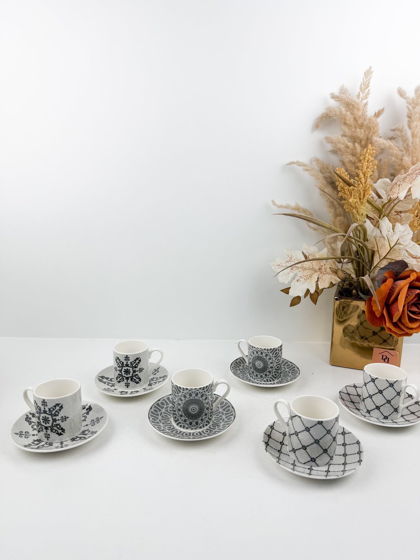 Ensemble de six tasses à expresso avec sous-tasses en céramique blanc et noir