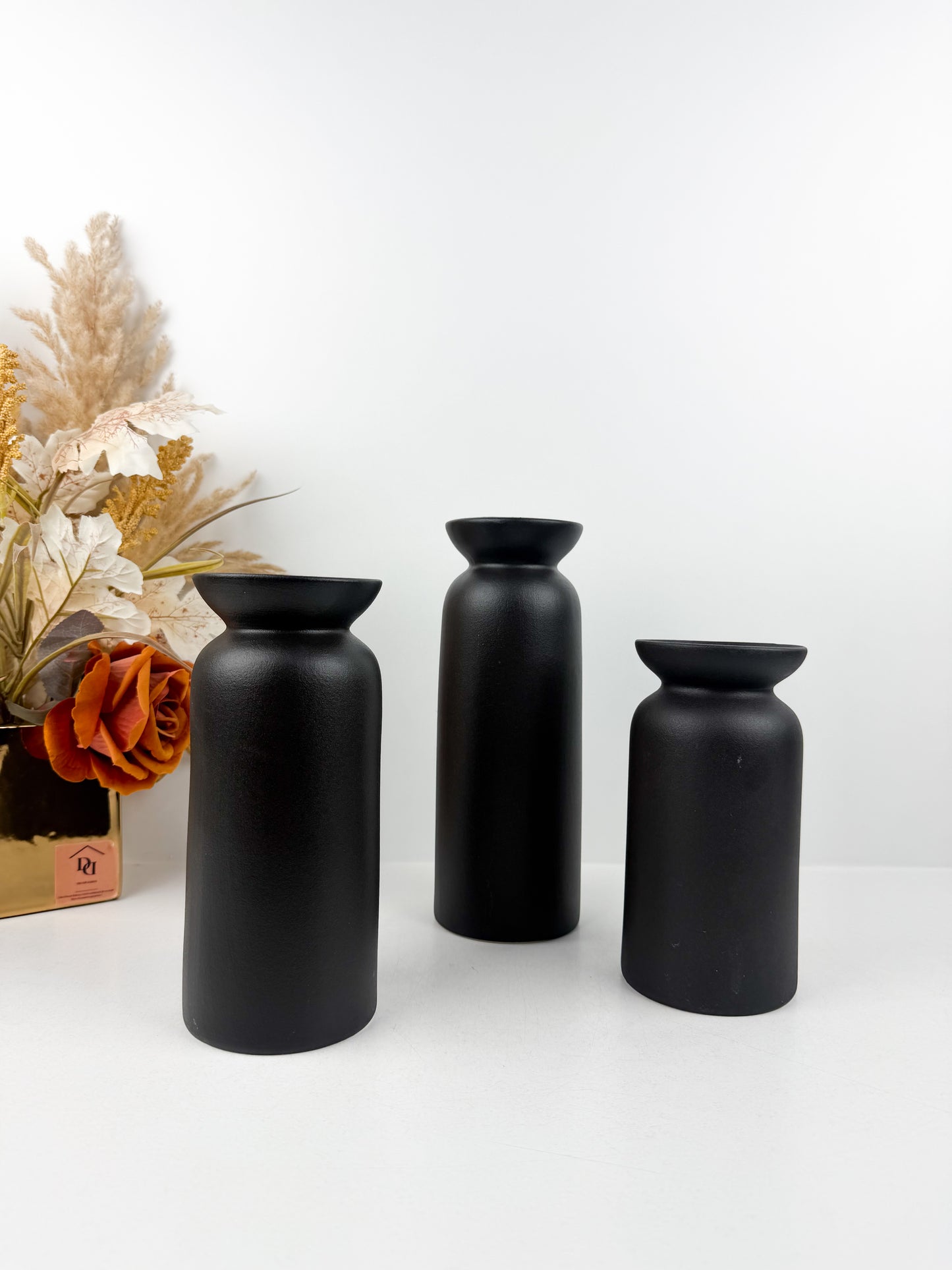 Trio de vases en céramique noire aux lignes épurées et minimalistes