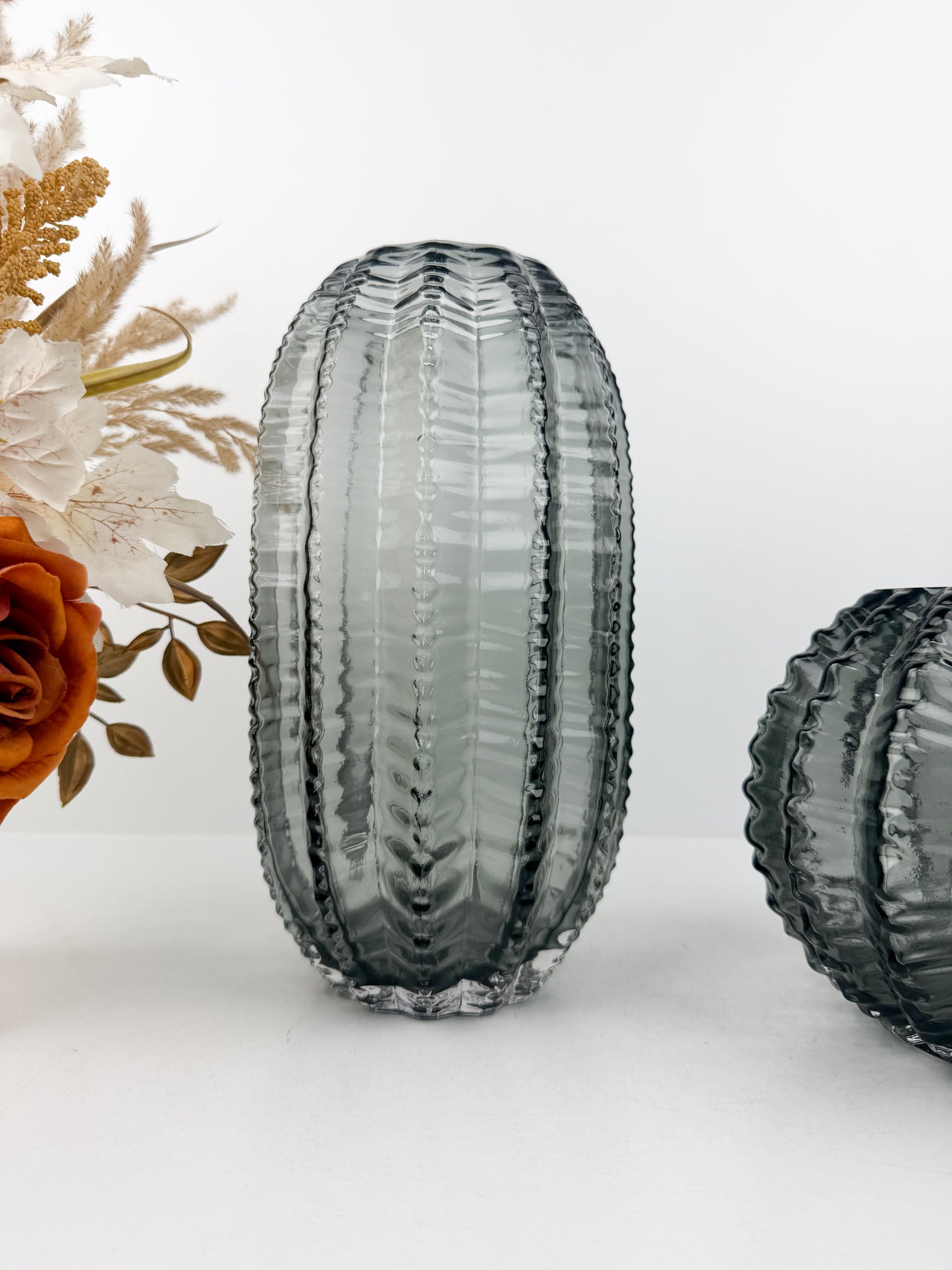 Duo de vases chic en gris foncé aux formes épurées inspirées du cactus