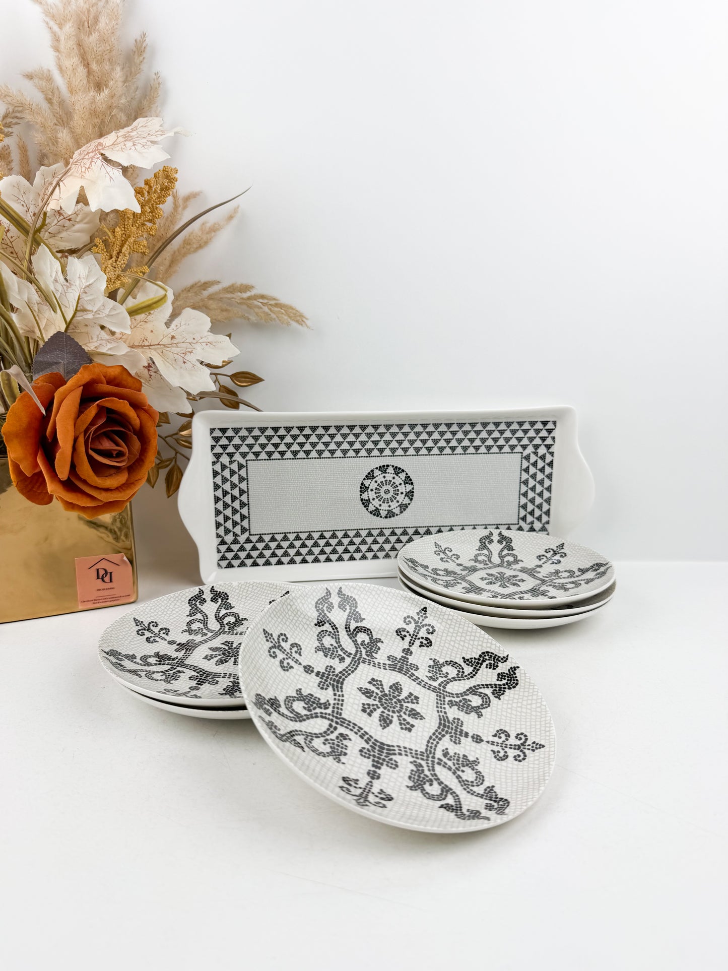 Ensemble de service élégant d'une grande assiette de présentation et de six assiettes assorties ornées en noir et blanc