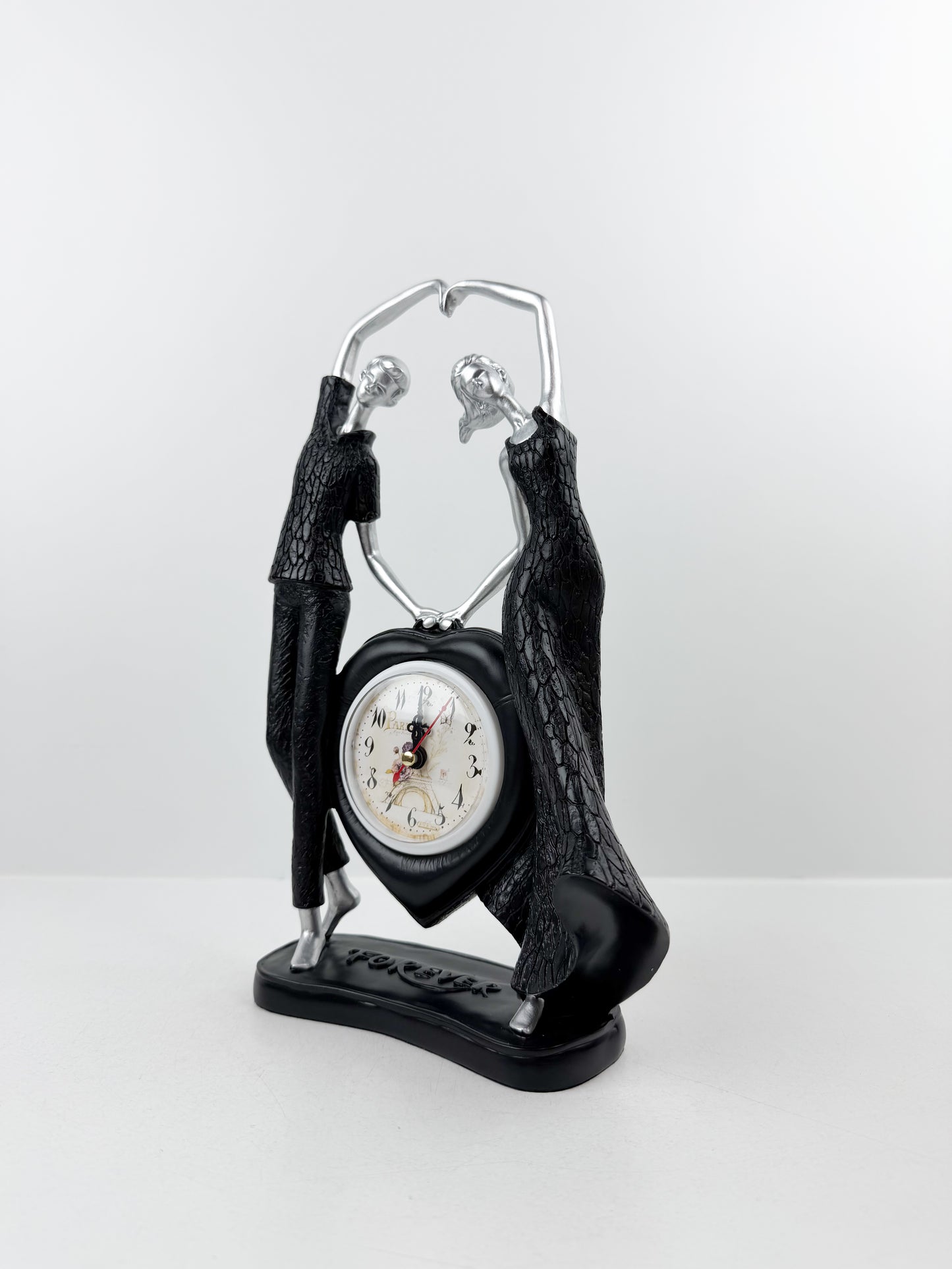 Horloge élégante ornée d'un couple décoratif intemporel