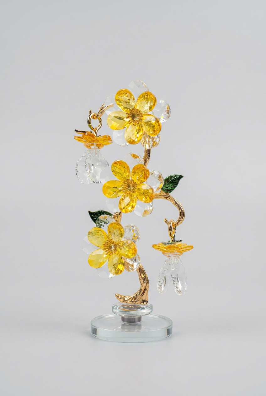 Sculpture d'arbre décoratif avec fleurs et cristaux dorés.