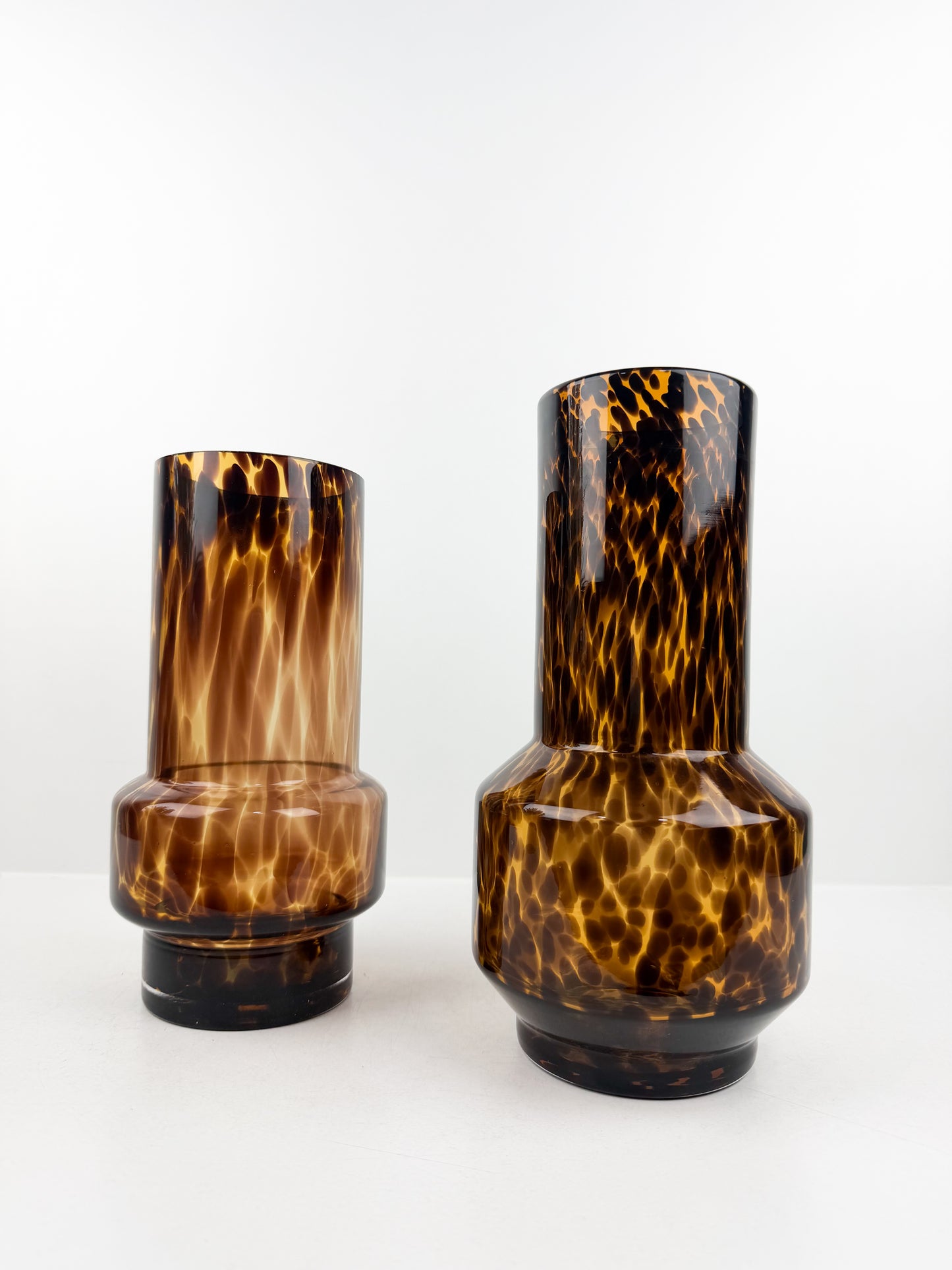 Duo de vases sculpturaux marron très chic qui apportent une touche d'élégance à votre intérieur