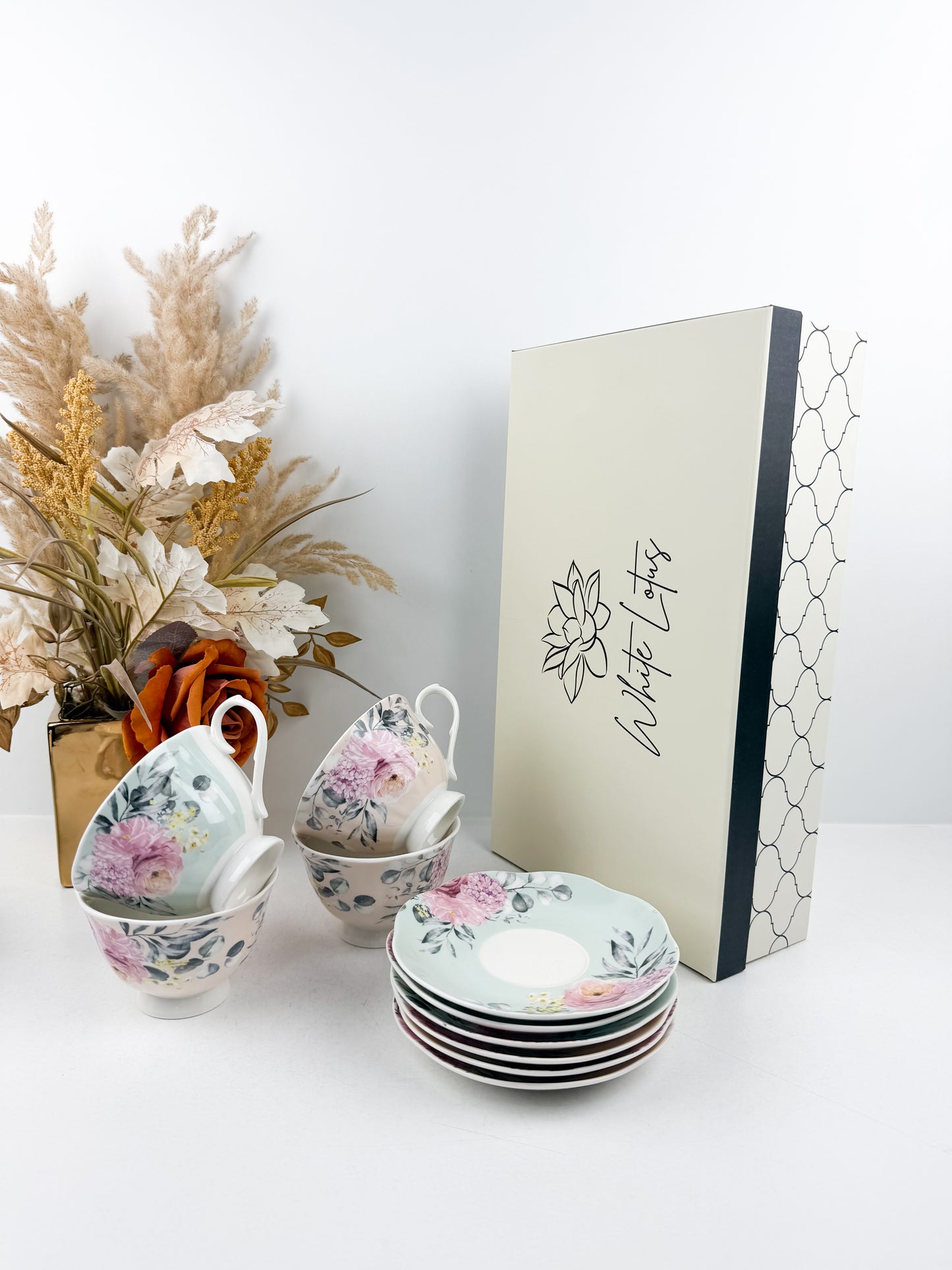Service de six tasses et six sous-tasses à café au lait en porcelaine de luxe floral