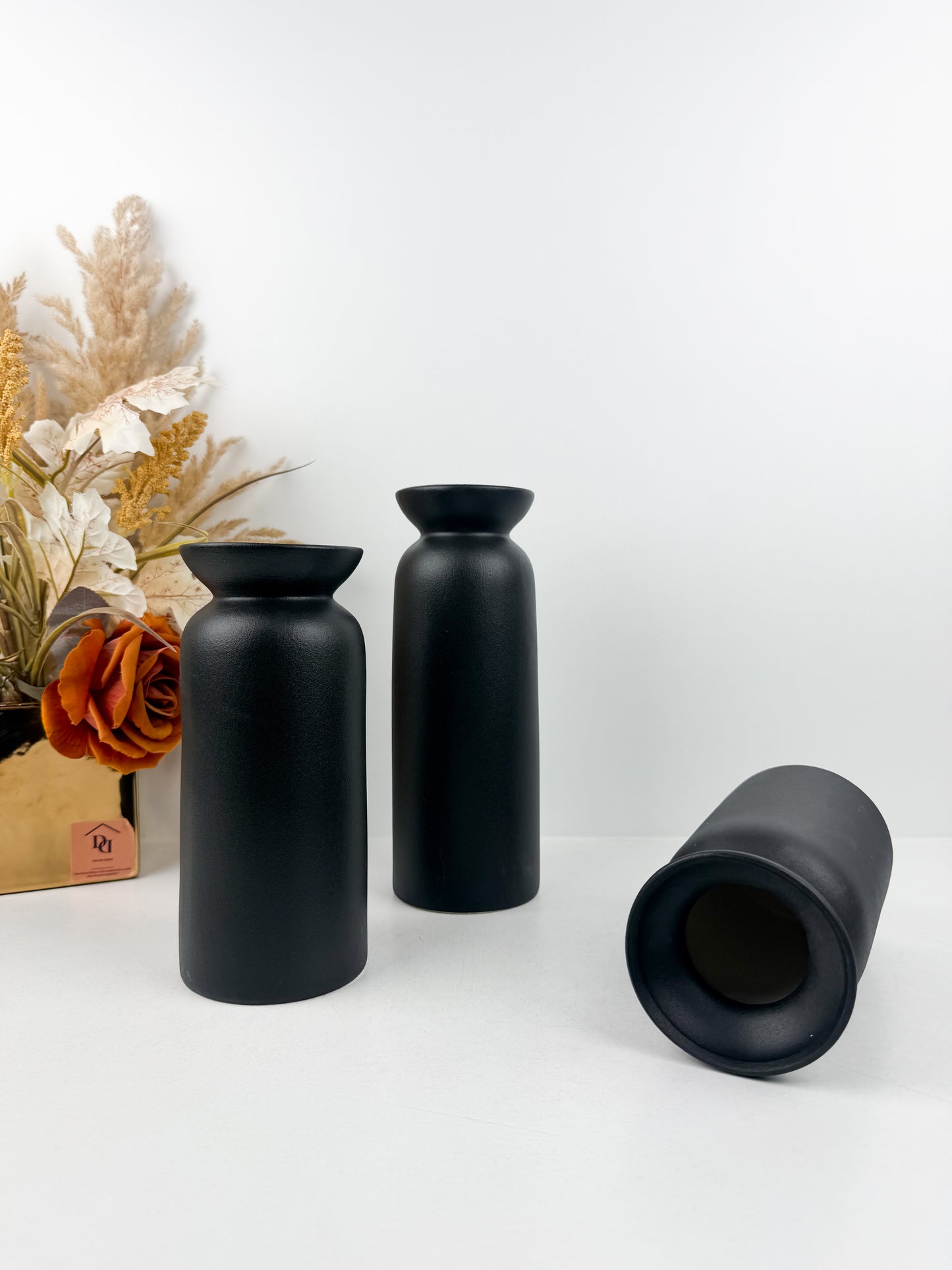 Trio de vases en céramique noire aux lignes épurées et minimalistes