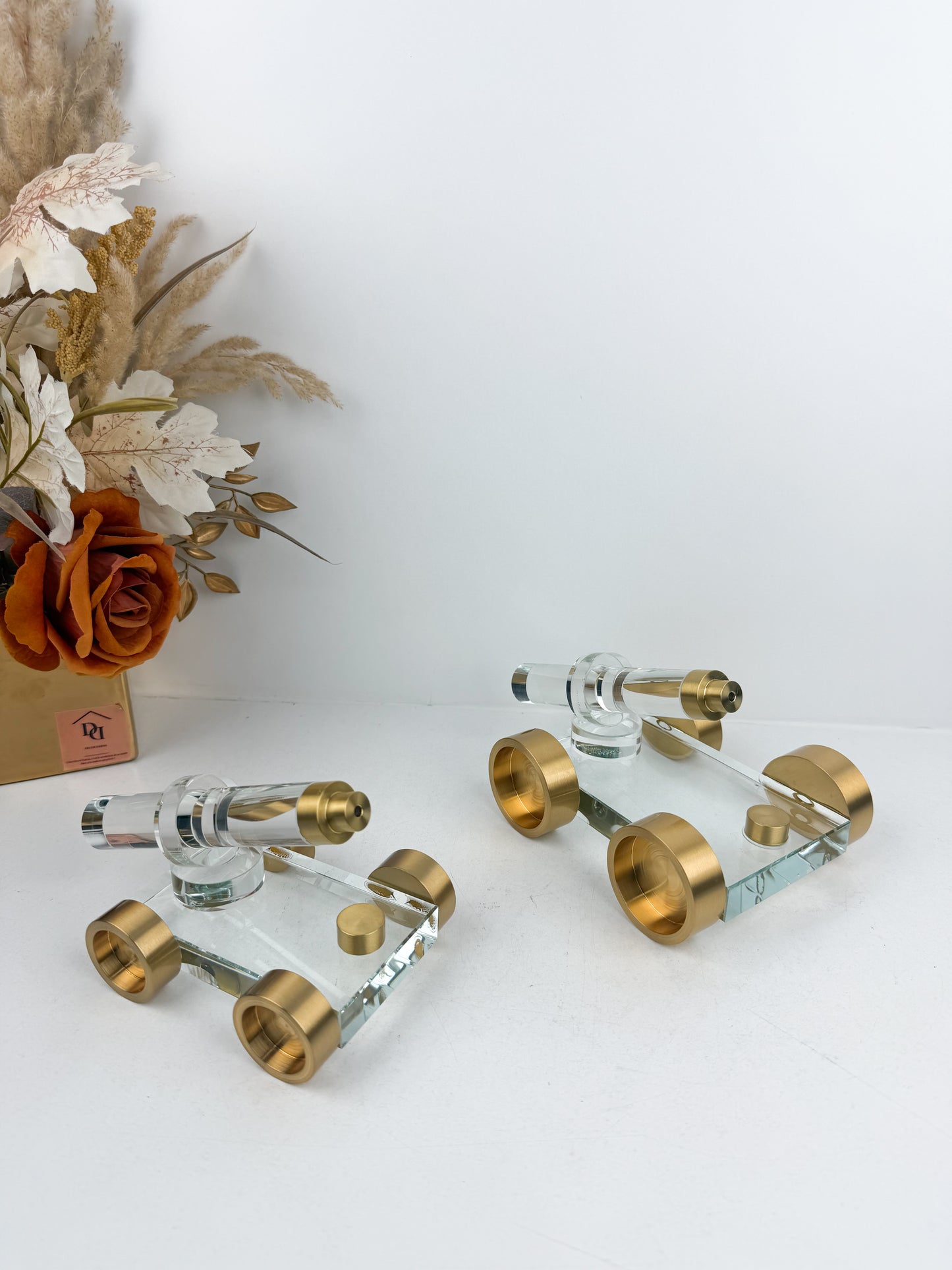 Sculptures de table contemporaines qui fusionnent l'élégance du cristal transparent avec les finitions dorées en métal