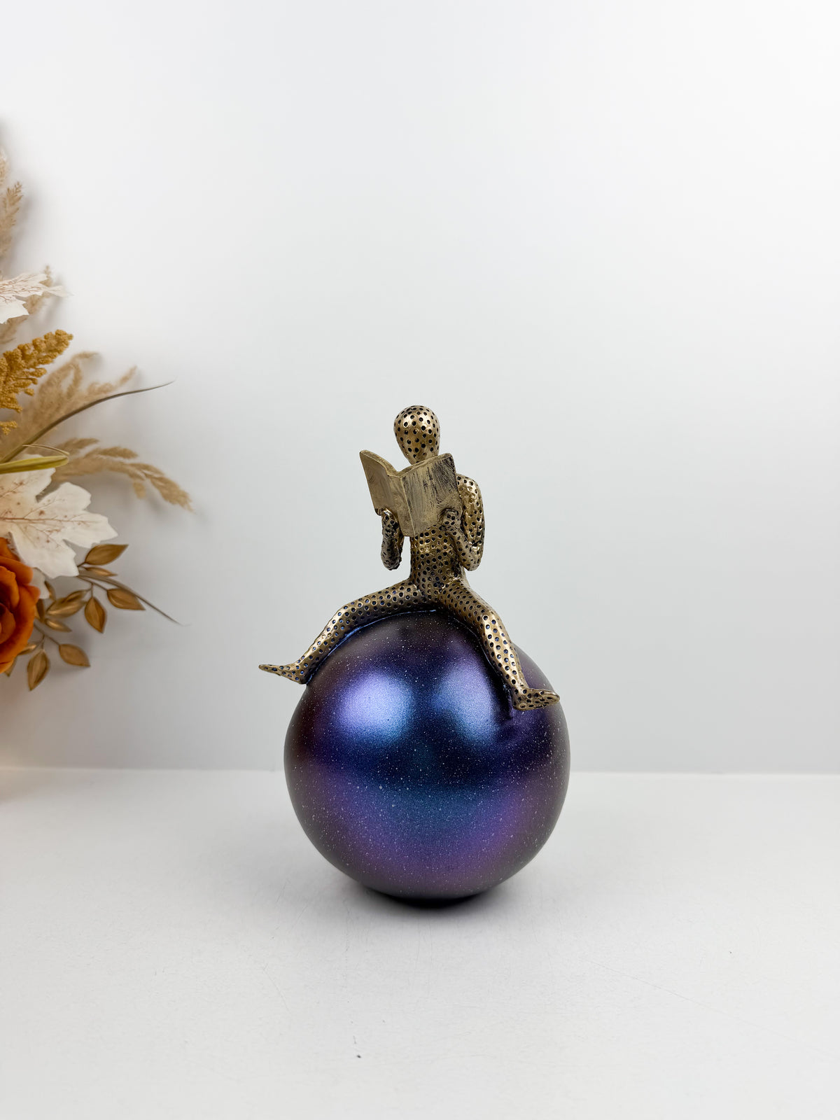 Statuette Décorative d'un liseur sur Sphère.