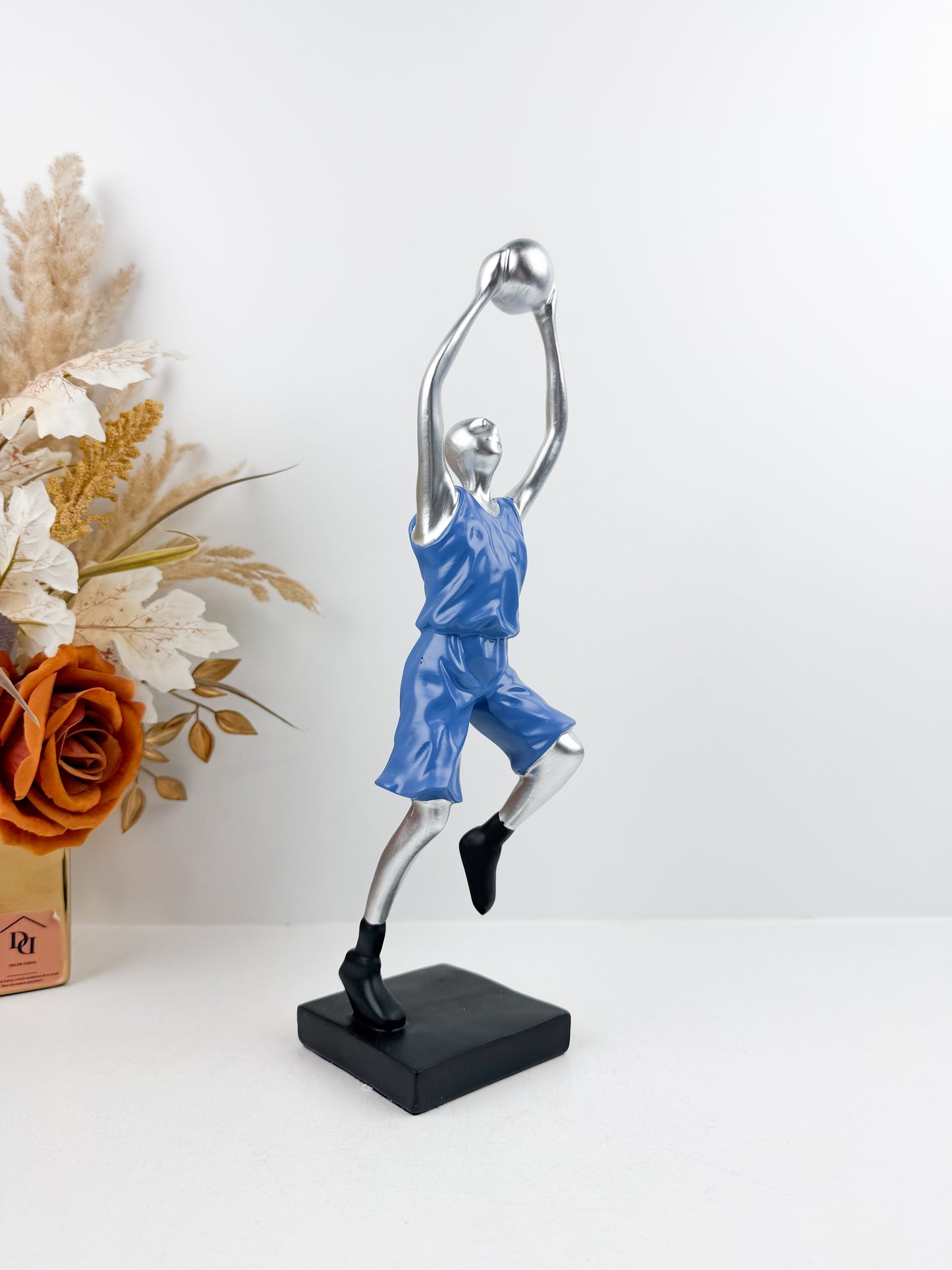 Figurine décorative d'un joueur de basketball élégant et moderne.