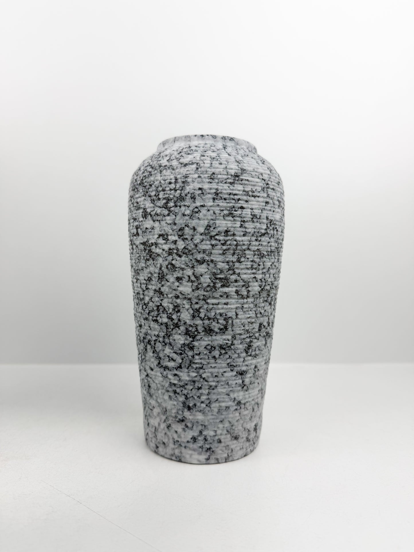 Trio de vases aux teintes grises en céramique alliant élégance et raffinement
