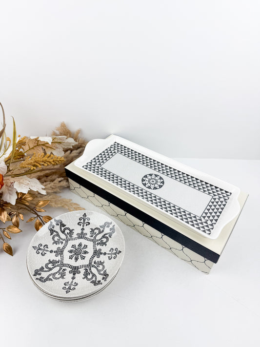 Ensemble de service élégant d'une grande assiette de présentation et de six assiettes assorties ornées en noir et blanc