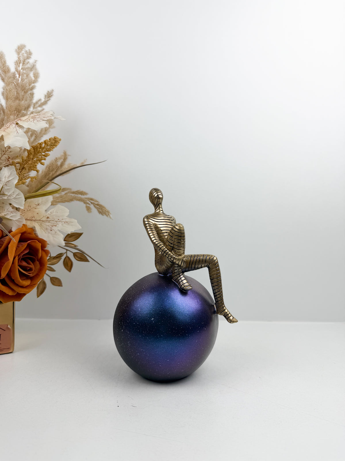 Statuette décorative en résine de haute qualité.