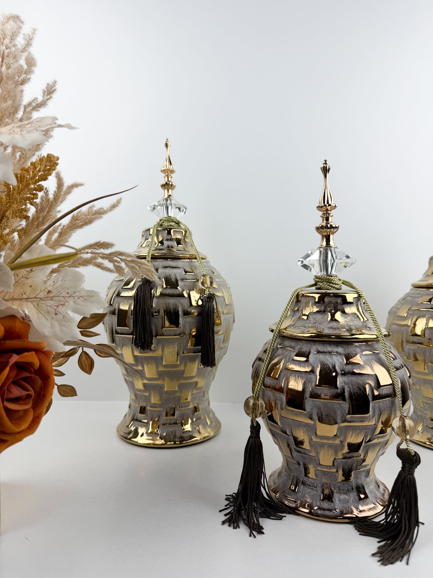 Trio de vases aux lignes épurées et design carré incarnant l'élégance traditionnelle
