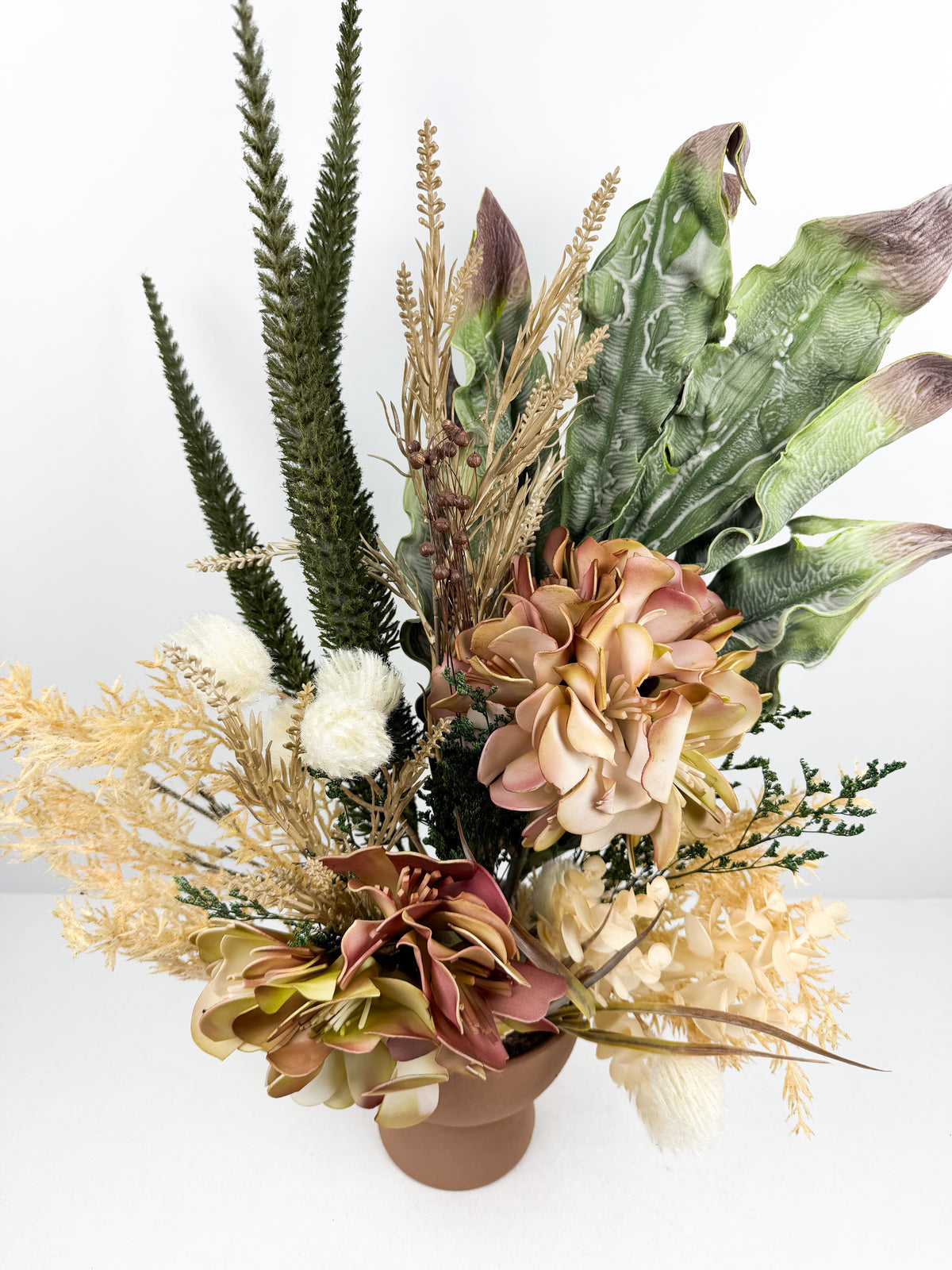 Fleurs séchées d'une élégance intemporelle d'un majestueux vase en céramique.