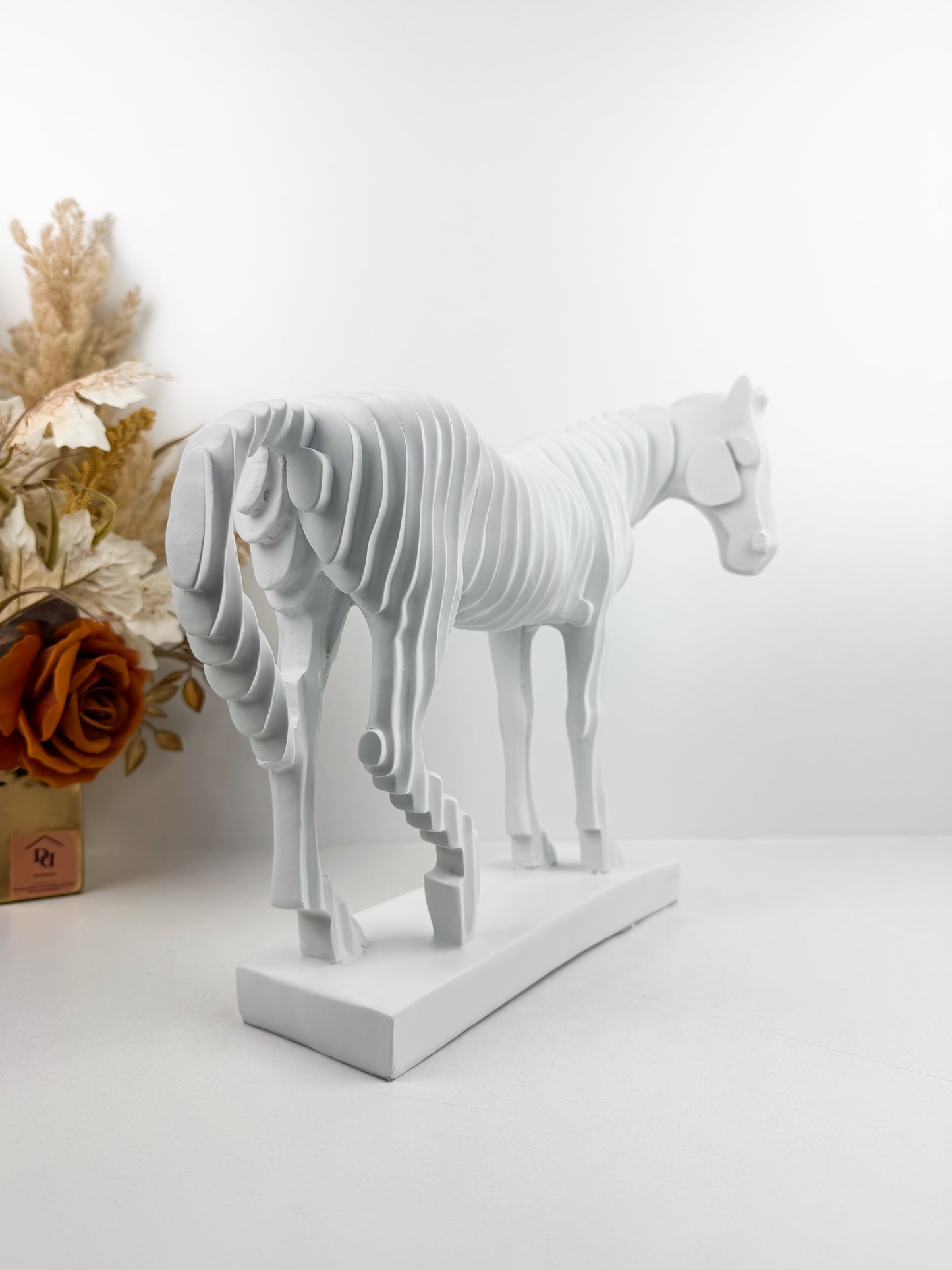 Sculpture représentant un grand cheval blanc