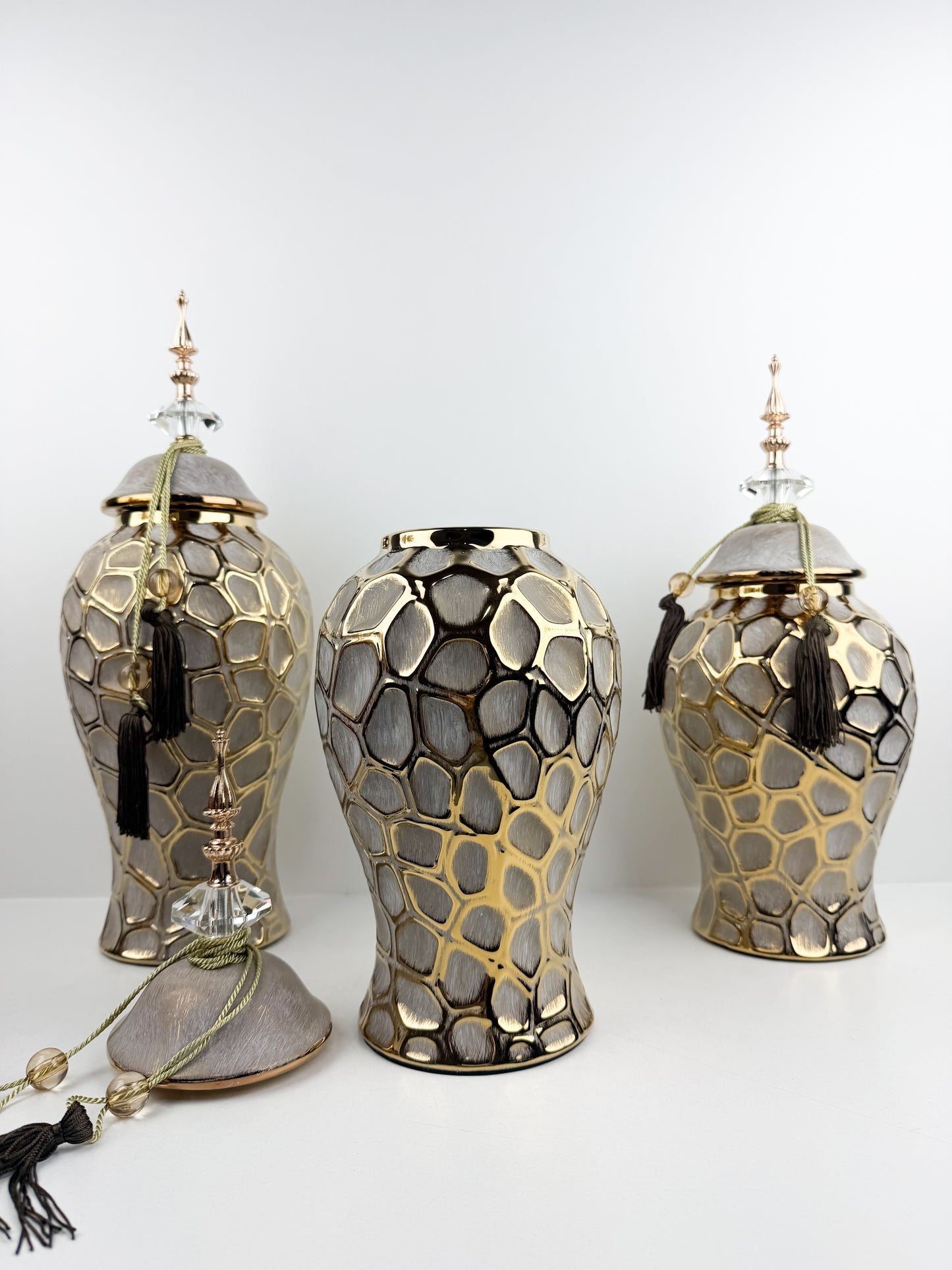 Trio de vases décoratives en céramique au design épuré et sophistiqué.
