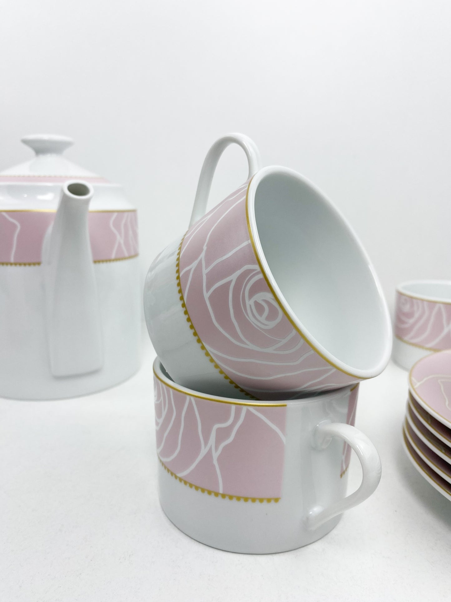 Service à thé ou à café complet, décoré de motifs de roses et de lignes dorées