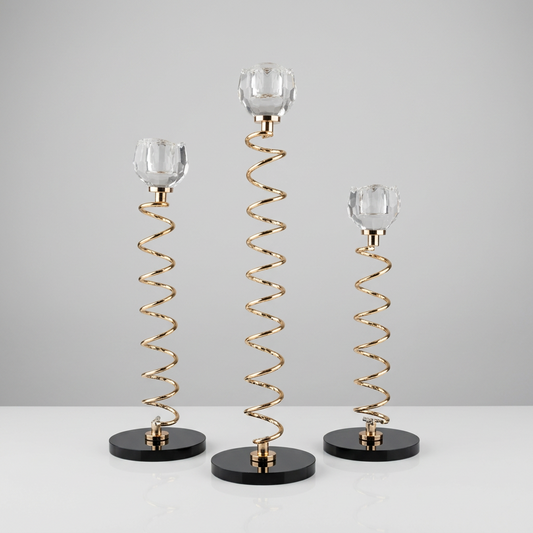 Trio de Bougeoirs en cristal doré sur un socle noir.