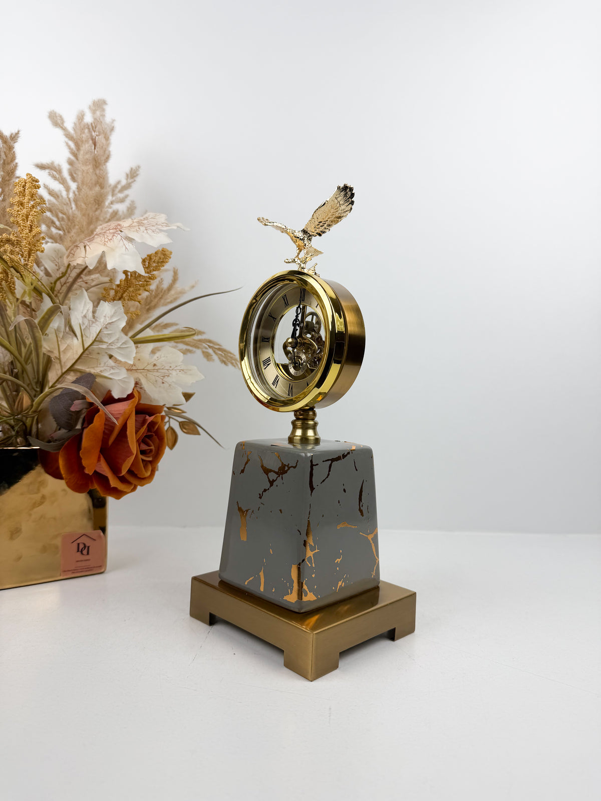 Horloge ronde avec cadran classique surmontée d'une sculpture d'aigle