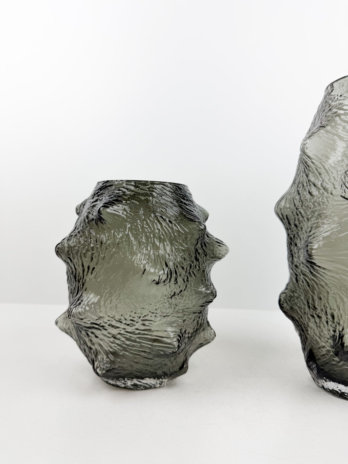 Duo de vases aux formes organiques inspirées de la concombre de mer en gris