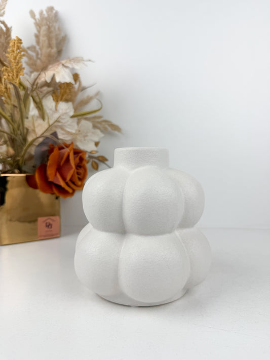 Vase en céramique de forme en Ballon de couleur blanc brut.