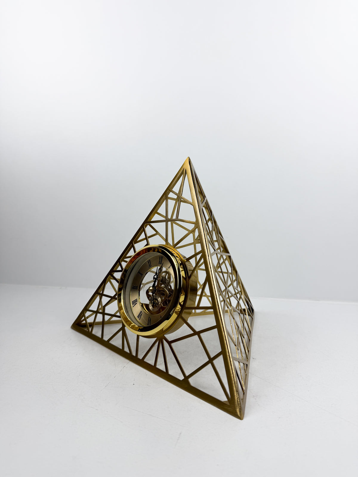 Horloge triangulaire au design géométrique épuré en métal doré